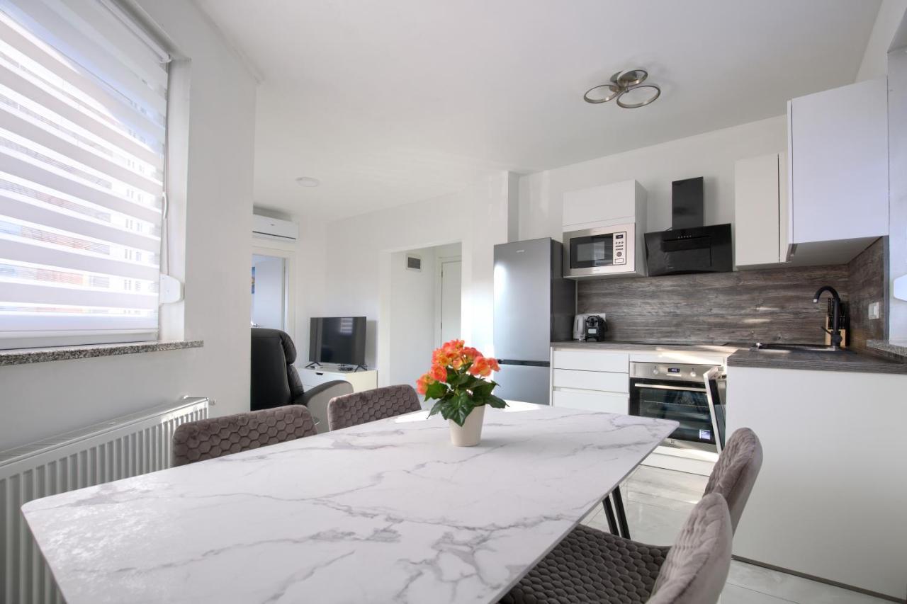 Apartment Vukadin พูลา ภายนอก รูปภาพ