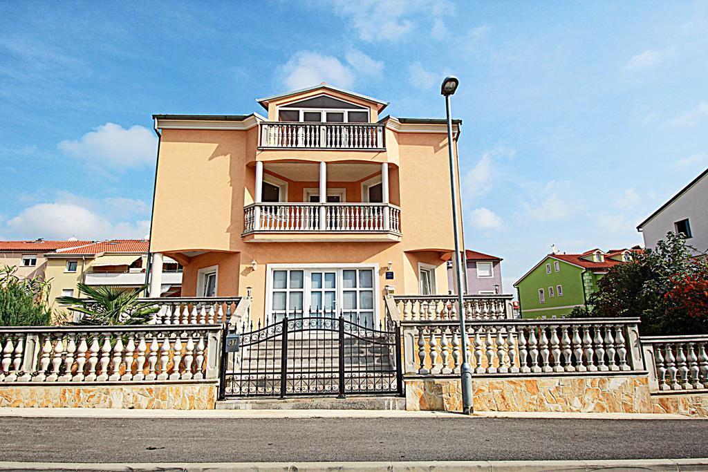 Apartment Vukadin พูลา ภายนอก รูปภาพ