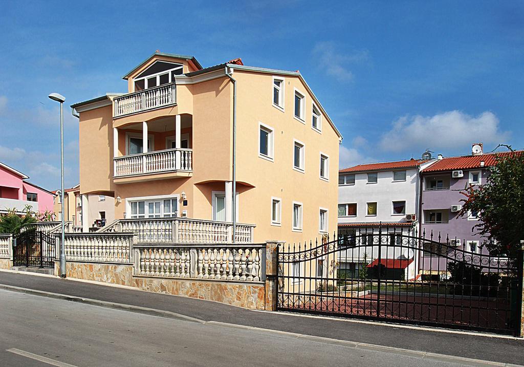 Apartment Vukadin พูลา ภายนอก รูปภาพ